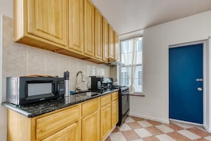 Frigorífico, microondas, horno y placa de cocina