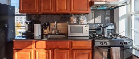 Een koelkast, een microgolfoven, een oven, een kookplaat