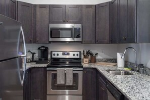 Kühlschrank, Mikrowelle, Ofen, Herdplatte