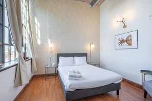 2 habitaciones, escritorio y tabla de planchar con plancha 