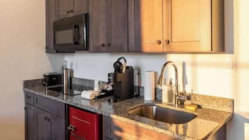 Frigorífic, microones, placa de cuina i rentaplats