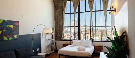 Escritorio, tabla de planchar con plancha, cuna de viaje y wifi