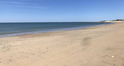 BONITA CASA CON JARDÍN Y ACCESO PRIVADO A LA PLAYA POR LAS DUNAS
