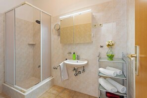 Regadera, secadora de cabello, toallas 