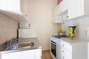 Kühlschrank, Mikrowelle, Ofen, Wasserkocher mit Kaffee-/Teezubehör