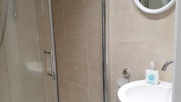 Haartrockner, Handtücher, Toilettenpapier