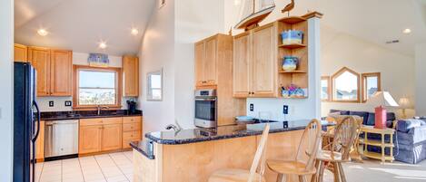 Køleskab, mikrobølgeovn, ovn, kogeplade