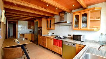 Een koelkast, een magnetron, een oven, een vaatwasser