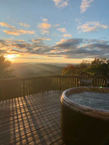 6BR Mtn House, Spectacular Valley and Sunset Views, Rec Room, Hot Tub, Fire Pit