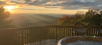 6BR Mtn House, Spectacular Valley and Sunset Views, Rec Room, Hot Tub, Fire Pit