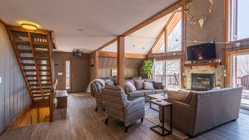 Télévision, cheminée, baby-foot, livres