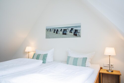 App. Kerkhoff<br><br>Lage:<br>Das Appartement befindet sich im Ober- und Dachgeschoss eines Reihenmittelhauses. Dieses Haus  steht am westlichen Ortseingang von Tinnum, unmittelbar an der Grenze zu Westerland. Zur Innenstadt von Westerland und zum St