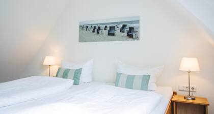 App. Kerkhoff<br><br>Lage:<br>Das Appartement befindet sich im Ober- und Dachgeschoss eines Reihenmittelhauses. Dieses Haus steht am westlichen Ortseingang von Tinnum, unmittelbar an der Grenze zu Westerland. Zur Innenstadt von Westerland und zum St