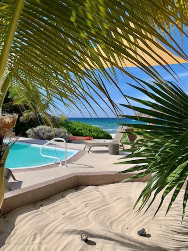 Luxury Oceanfront Villa, 2 Primary Suites + 3rd bdrm, Pool 