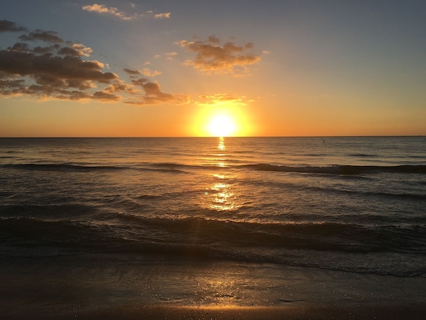 Beach nearby, sun-loungers, beach towels