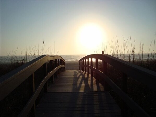 Playa en los alrededores, camastros y toallas de playa 