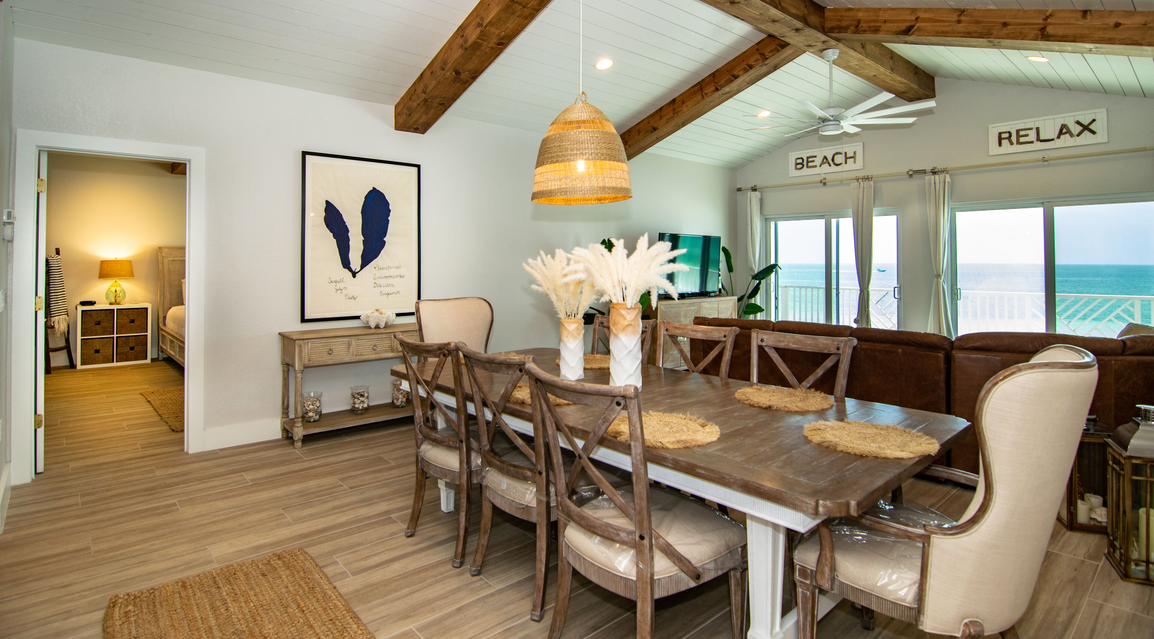 Comedor con mesa de madera, sillas y una lámpara colgante.