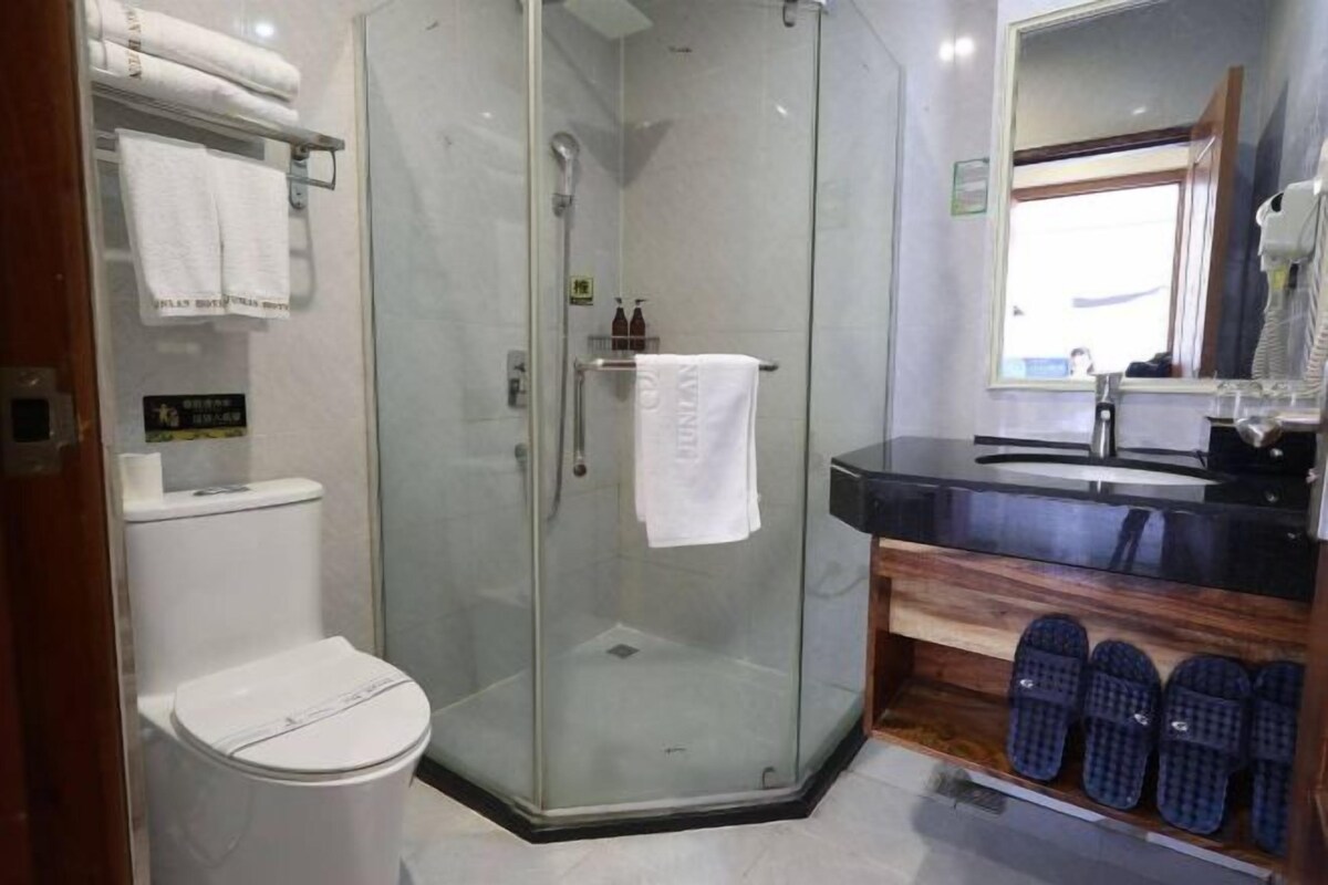 Shower, rainfall showerhead, free toiletries, hair dryer