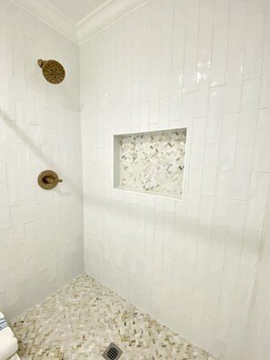 Combined shower/bathtub, hair dryer, towels, soap - 30A Seagrove Beach, 1 mile from Seaside, Walk to Beach, Sleeps 9-10, privacy (Seagrove Beach)