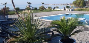 Außenpool (je nach Saison geöffnet), Liegestühle