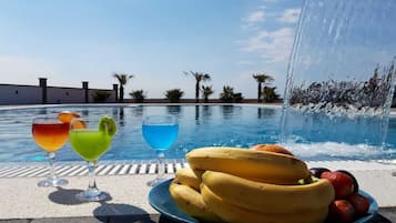 Piscina externa sazonal, espreguiçadeiras