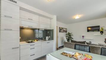 Apartamento superluxo | Cozinha privada | Geladeira grande, micro-ondas, cooktop, lava-louças