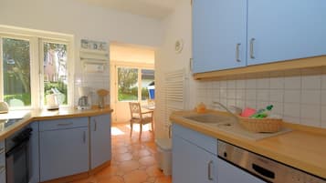 Køleskab, mikrobølgeovn, ovn, kaffe-/temaskine