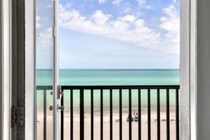 Interior - Beach House 9 · Bay & Gulf Views · End Unit (Bradenton Beach)
