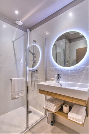 Family Studio, 1 Bedroom | Bathroom | Free toiletries, hair dryer, towels - Hotel Montaigne (Sarlat-la-Canéda)