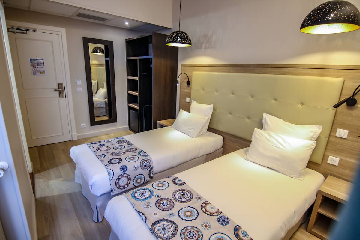 Habitación estándar con 2 camas individuales | 1 dormitorio, escritorio, espacio para trabajar con un portátil