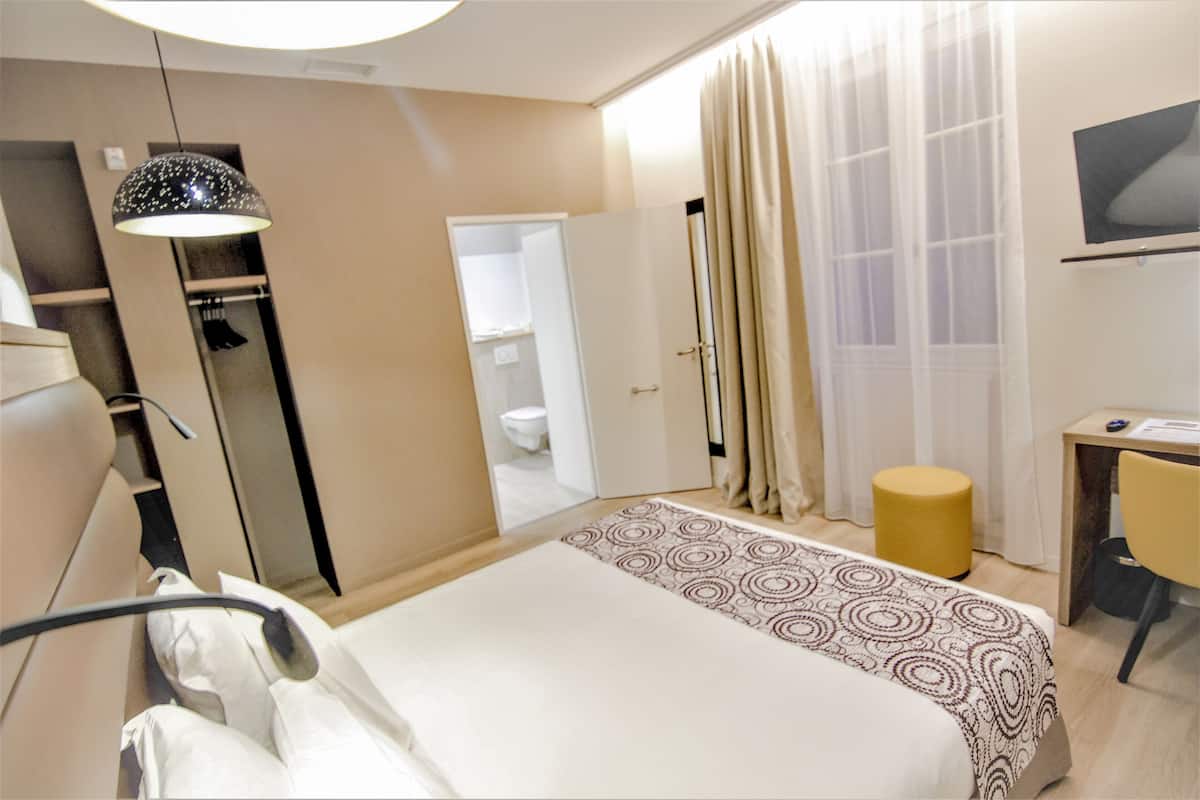 Habitación doble, accesible para personas con discapacidad | 1 dormitorio, escritorio, espacio para trabajar con un portátil