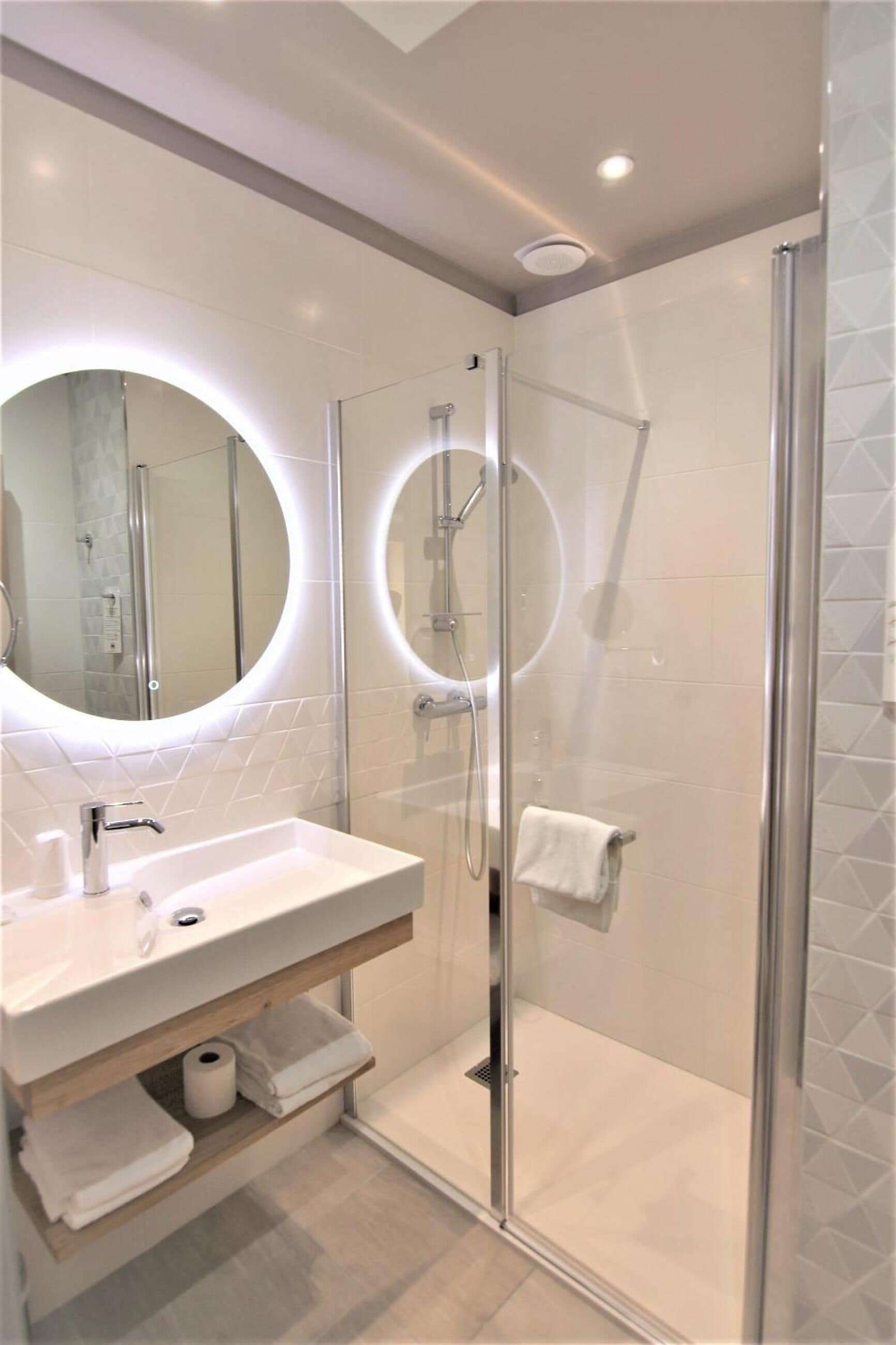 comfort studio | bathroom | free toiletries, hair dryer, towels