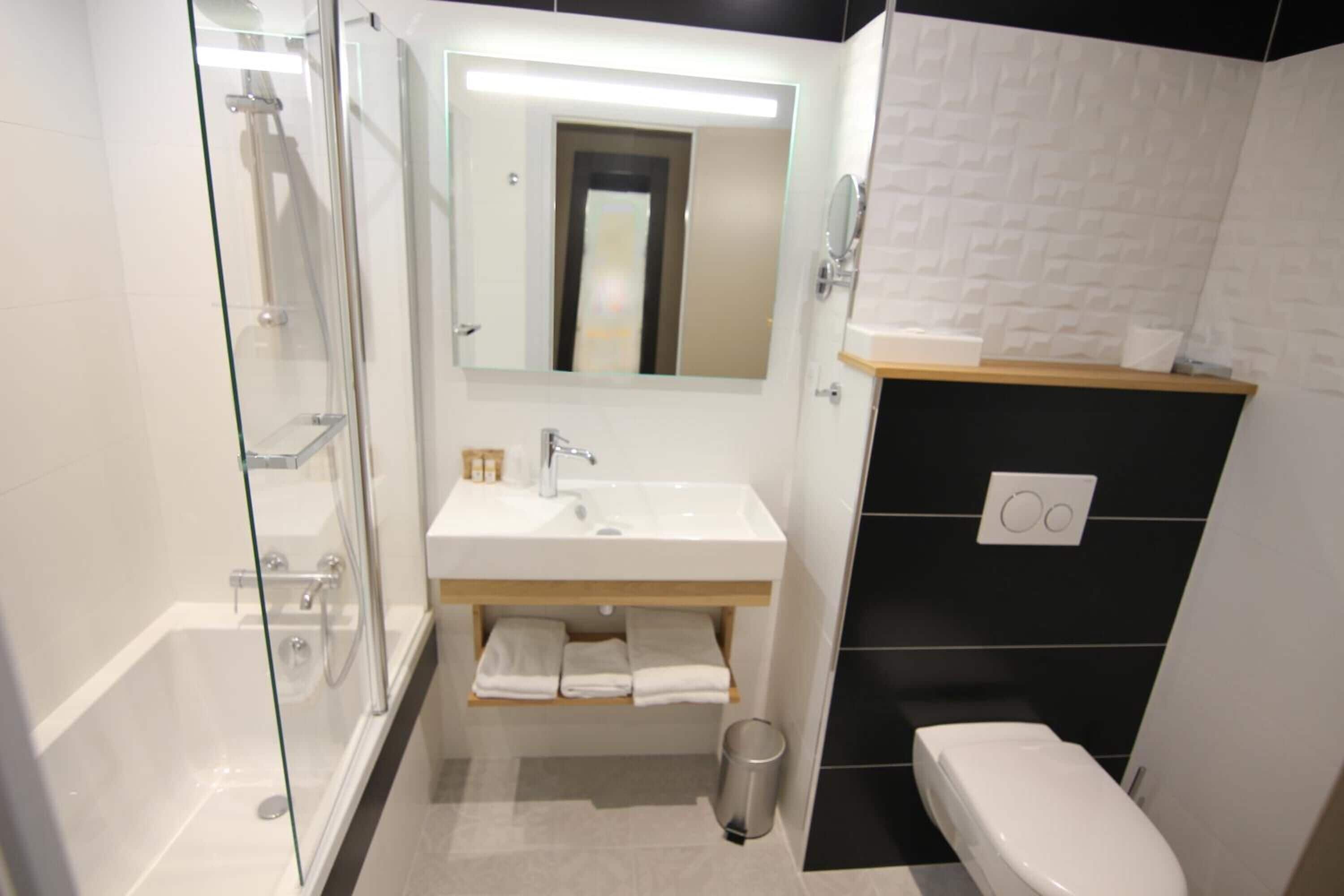 standard double room | bathroom | free toiletries, hair dryer, towels