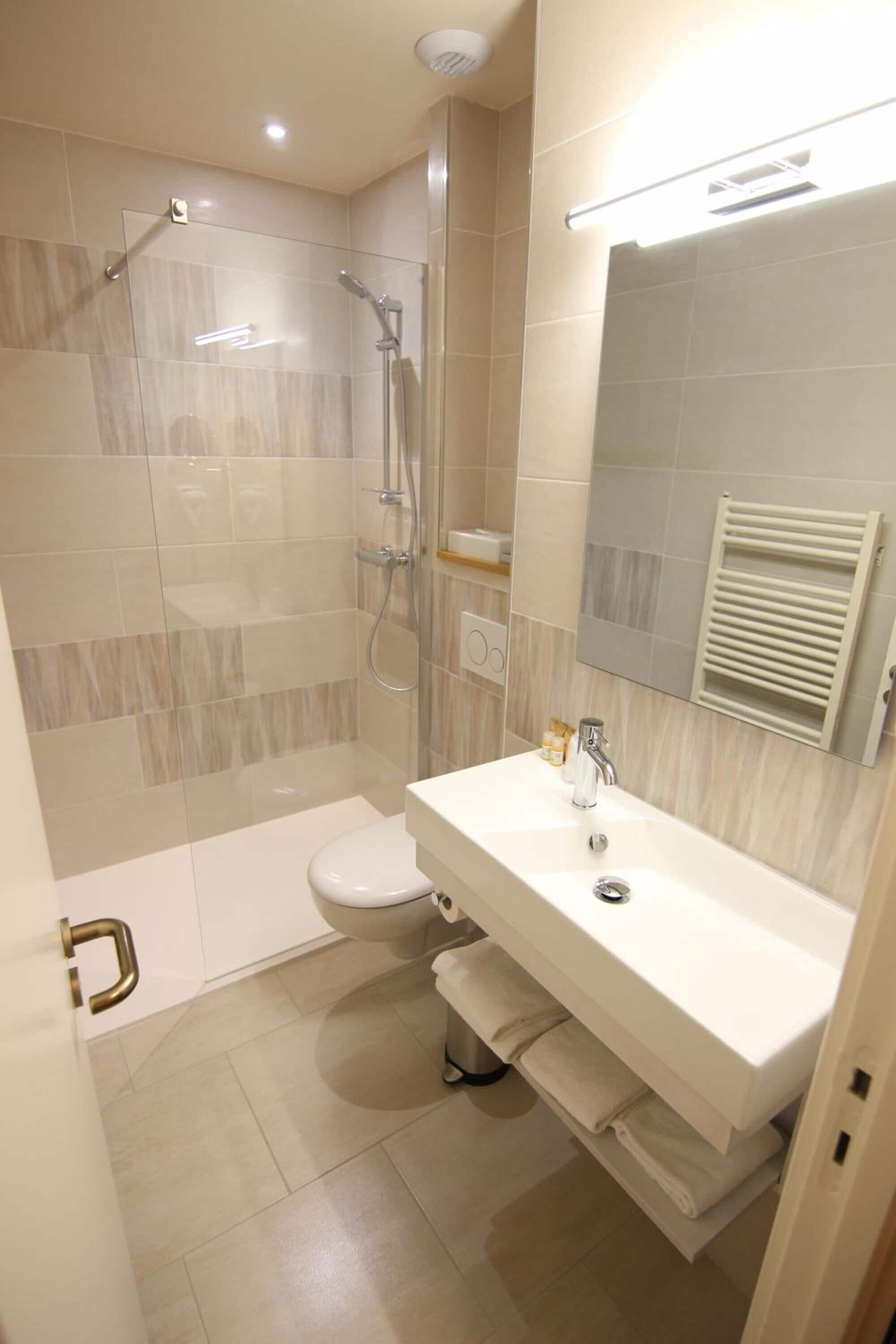 standard double room | bathroom | free toiletries, hair dryer, towels