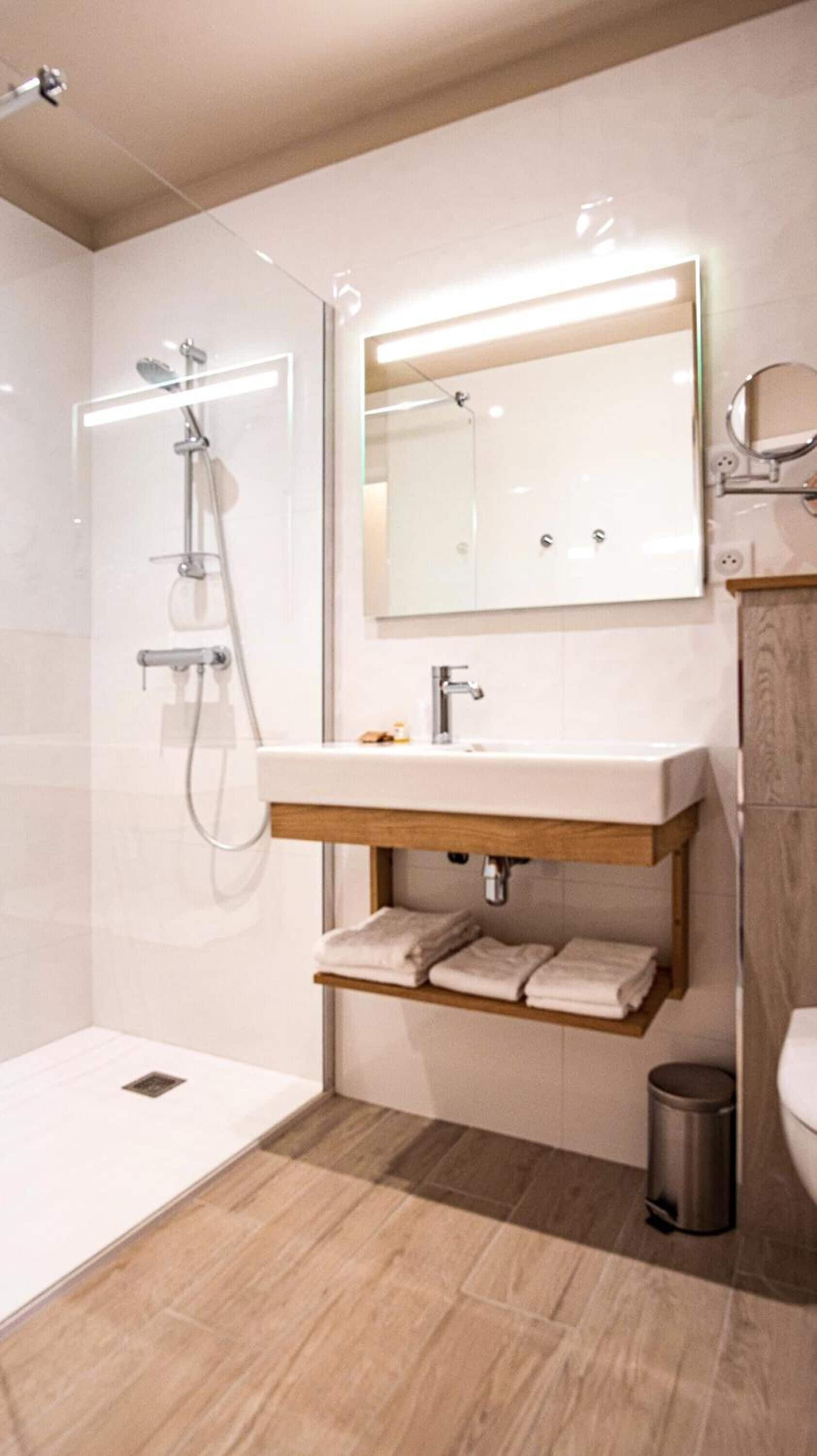 standard double room | bathroom | free toiletries, hair dryer, towels