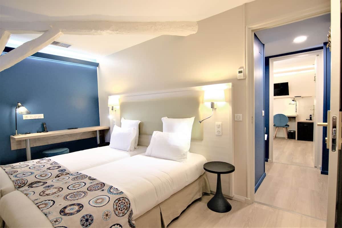 family room | desk, laptop workspace, soundproofing, free cots/infant beds