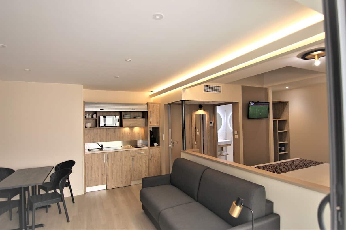 comfort studio | living area | flat-screen tv