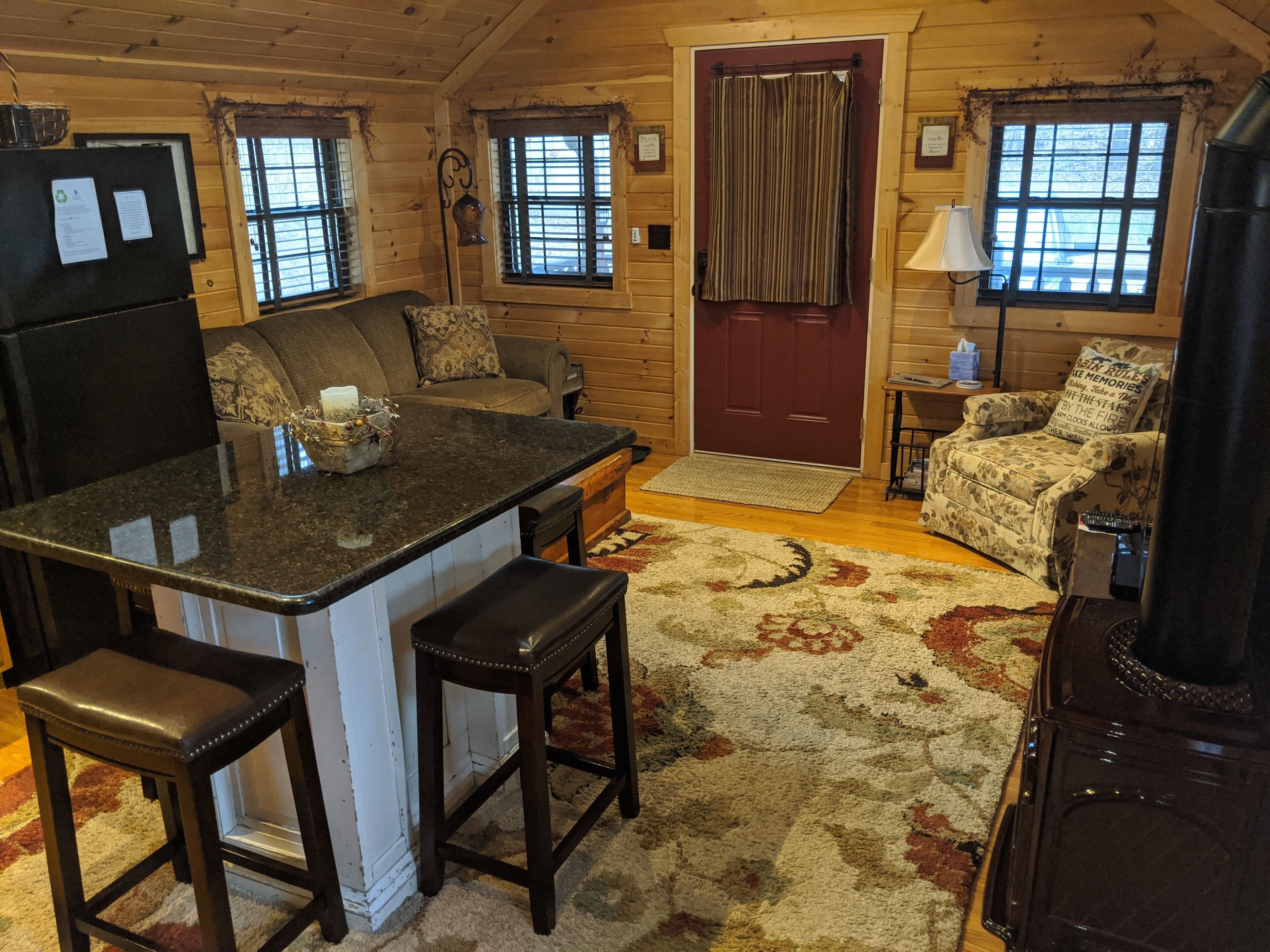 Refrigerador con congelador, microondas, horno y parrilla de estufa 