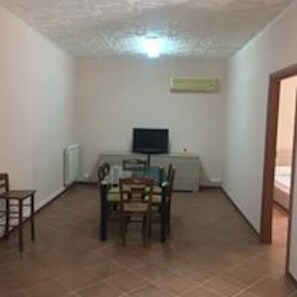 더블룸, 공용 욕실 | 거실 공간 | 평면 TV