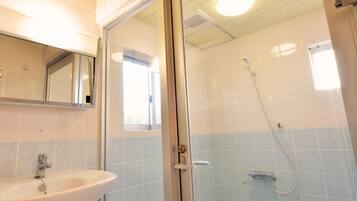 3Bedroom Apartment | Bathroom | Separate bathtub and shower, free toiletries, hair dryer, bidet