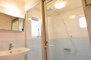 3Bedroom Apartment | Bathroom | Separate bathtub and shower, free toiletries, hair dryer, bidet - Purple House (Chatan)
