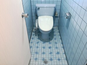 Apartment | Bathroom | Separate tub and shower, free toiletries, hair dryer, bidet - Hope Hill (Onna)