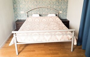 Habitación básica | Cortinas opacas, sistema de insonorización, wifi gratis y ropa de cama