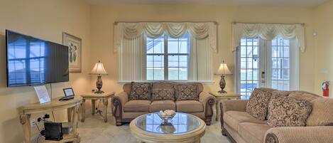 TV, caminetto, libri