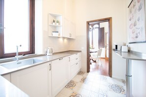 Kühlschrank, Mikrowelle, Ofen, Geschirrspüler