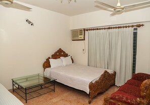 بديكورات فريدة لكل غرفة وطراز فريد لكل وحدة ومكتب وتجهيزات عازلة للصوت