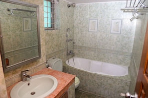 Basic Single Room, Shared Bathroom | Bathroom sink
