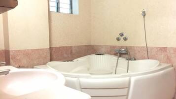 Kamar Double Deluks | Kamar mandi | Bathtub besar, shower pijat air, perlengkapan mandi gratis, dan handuk