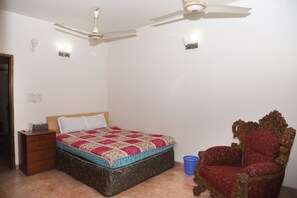 Deluxe Double Room - Maya Service Apt (Dhaka)