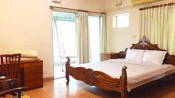 Habitación Deluxe doble | Decoración individual, mobiliario individual, escritorio